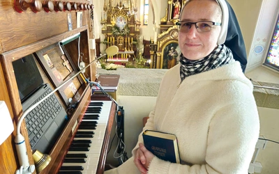 Siostra Wojciecha za organami.