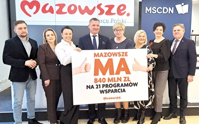 Rafał  Rajkowski (czwarty z lewej) poinformował,  że region  otrzyma ponad 137 mln zł.