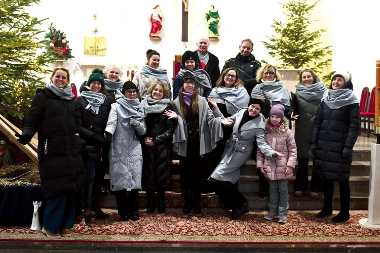  Powstał w 2014 roku, ale tu nie ma żadnych ograniczeń wiekowych. Każdy, kto ma podstawowe umiejętności muzyczne, może spróbować swoich sił, bo chór Za Tobą jest otwarty na nowe osoby i każdego zaprasza  na środowe próby. – Nie trzeba znać nut, wystarczą chęć systematycznej pracy i słuch muzyczny, a reszta przyjdzie z czasem. Bardzo się cieszymy, kiedy dołączają do nas nowe osoby i postanawiają zostać na dłużej  – podkreśla dyrygentka Karolina Kaczyńska.  Na zdjęciu: Część chórzystów.
