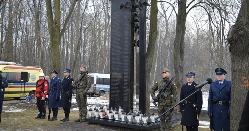 Obchody 20. rocznicy tragedii budowlanej na terenie MTK