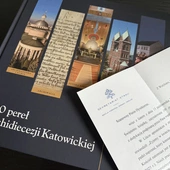 Album "100 pereł Archidiecezji Katowickiej" w Watykanie