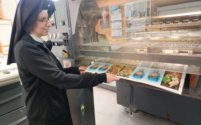 S. Macieja pracuje w drukarni loretanek w Rembertowie. Patrząc na swoją drogę do zakonu, chce dodać otuchy młodym ludziom. – Nie bójcie się zrobić pierwszego kroku. Klasztor to takie miejsce, do którego można wejść i wyjść. Jest etap formacji, kandydatura, można wszystko rozeznać, by później nie żałować,  że coś nas ominęło – mówi.