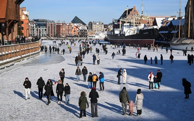 Mróz w Polsce: zamknięte szkoły, zamarznięte rzeki, awarie sieci ciepłowniczych 