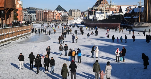 Mróz w Polsce: zamknięte szkoły, zamarznięte rzeki, awarie sieci ciepłowniczych 