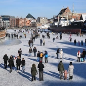 Mróz w Polsce: zamknięte szkoły, zamarznięte rzeki, awarie sieci ciepłowniczych 