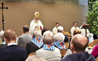 Byli więźniowie z towarzyszącymi im osobami zgromadzili się na Eucharystii w oświęcimskim hostelu. 