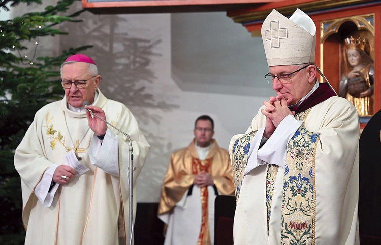 Bp Krzysztof Zadarko przyjmuje życzenia od biskupa seniora.