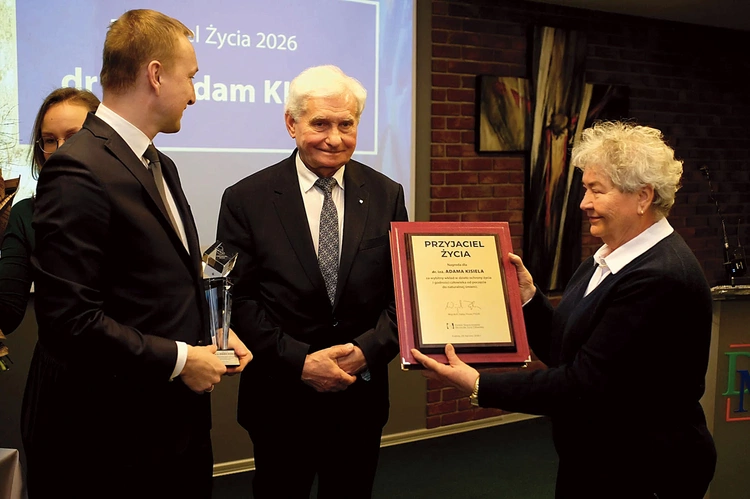 Laureat z Bielska-Białej (w środku) podczas krakowskiej gali.