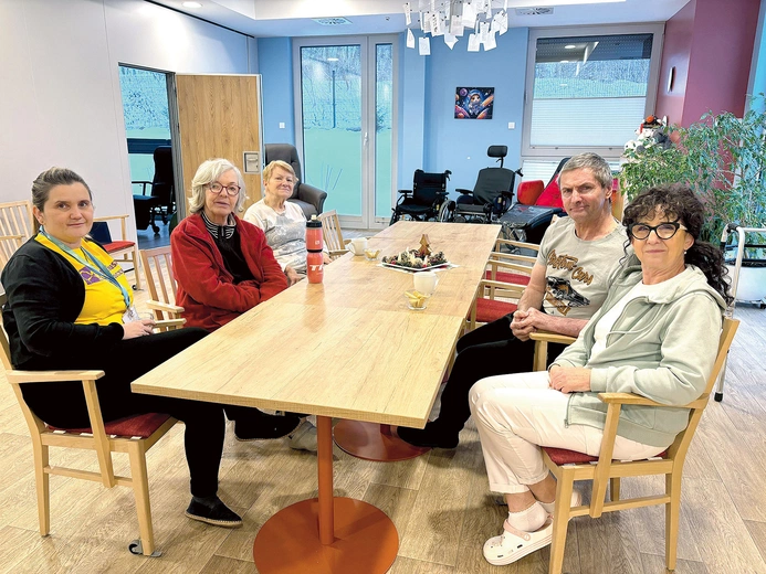 Podopieczni podkreślają,  że to przede wszystkim ludzie, rozmowy i wspólne zajęcia sprawiają,  że chce się tu być,  bo w domu częściej towarzyszą samotność, cisza i brak motywacji. Więcej informacji na: opiekawytchnieniowa.pl. 