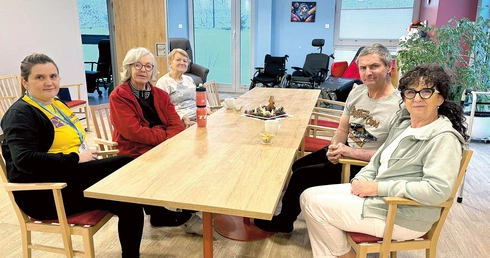 Podopieczni podkreślają,  że to przede wszystkim ludzie, rozmowy i wspólne zajęcia sprawiają,  że chce się tu być,  bo w domu częściej towarzyszą samotność, cisza i brak motywacji. Więcej informacji na: opiekawytchnieniowa.pl. 