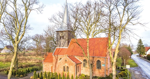 Przez wieki miejsce nabierało znaczenia także dzięki powiązaniom z Gdańskiem, które na tym terenie często przekładały się na realny patronat i ambicję,  by nawet wiejska świątynia miała porządną, „miejską” kulturę wnętrza.