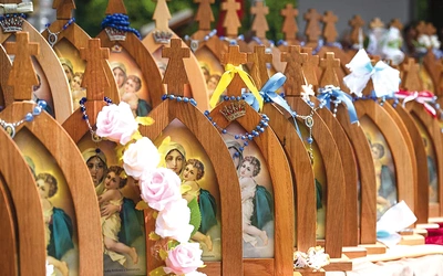 Takie kapliczki pielgrzymują w ramach apostolatu. 