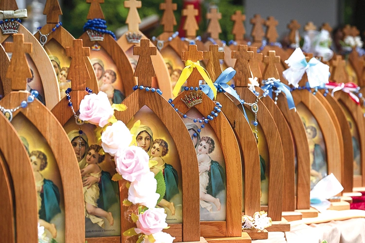 Takie kapliczki pielgrzymują w ramach apostolatu. 