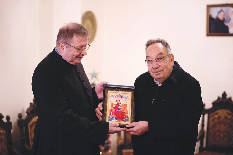 Ks. Jan podczas odwiedzin u arcybiskupa Homs w grudniu 2025 r. Owocem wielu jego spotkań jest propozycja PKwP na Wielki Post. Są to materiały dla katechetów archidiecezji krakowskiej dotyczące sytuacji prześladowanych chrześcijan oraz kampania zachęcająca, by przeżyć ten czas w łączności z chrześcijanami w Syrii. Nie zabraknie też Drogi Krzyżowej ukazującej współczesnych świadków wiary. 