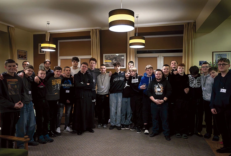 Młodzi i prowadzący w seminaryjnej kawiarence.