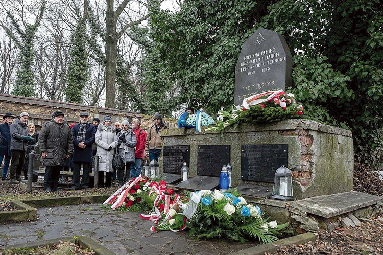 W uroczystości uczestniczyli przedstawiciele władz regionu, Gminy Wyznaniowej Żydowskiej w Katowicach i okoliczni mieszkańcy.