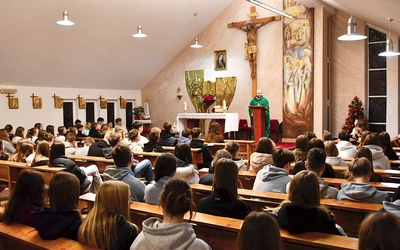 – „Level Up!”  nie jest tylko „odhaczeniem” kolejnego etapu. Warto już pomyśleć o kolejnej edycji, która odbędzie się od 14 do 15 marca. Serdecznie zapraszamy młodych przygotowujących się do bierzmowania – zachęca z uśmiechem ks. Damian Drop.  Na zdjęciu: Msza św. w kaplicy domu rekolekcyjnego. 