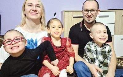 Rodzice tych maluchów to herosi. Mimo że ich dzieci zmagają się z licznymi chorobami, są szczęśliwe.  – Bo najważniej- sze, że się kochamy – mówi mały i bardzo już mądry Jakub.