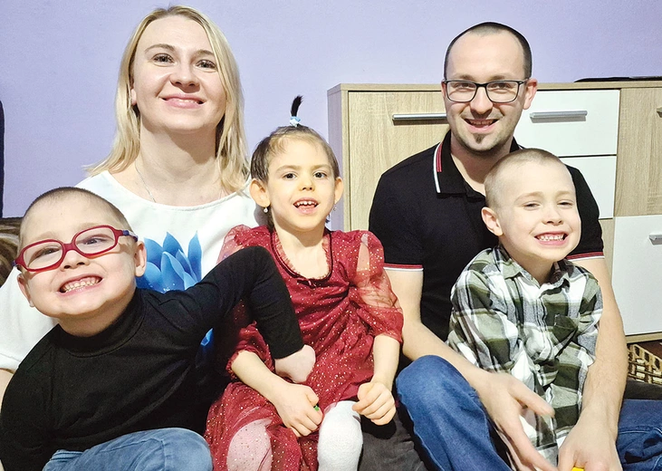 Rodzice tych maluchów to herosi. Mimo że ich dzieci zmagają się z licznymi chorobami, są szczęśliwe.  – Bo najważniej- sze, że się kochamy – mówi mały i bardzo już mądry Jakub.