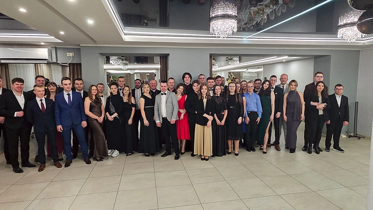 Studenci z bp. Solarczykiem w czasie balu karnawałowego. 