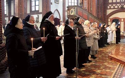 Podczas Mszy św. w katedrze osoby konsekrowane odnowiły swoje śluby.