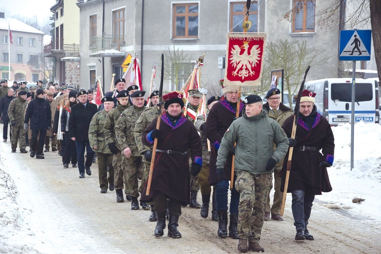 Przemarsz od Dworku Langiewicza do jego pomnika, znajdującego się przy opactwie cysterskim. 