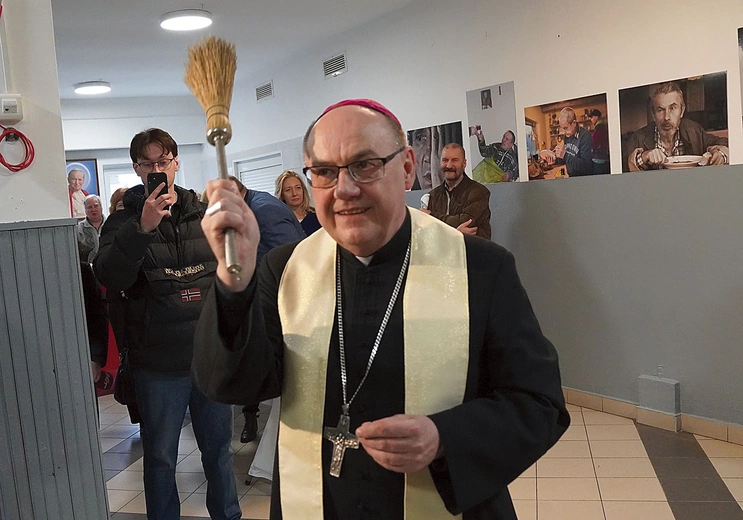 Bp Jacek Kiciński pobłogosławił odnowiony budynek, a po południu przewodniczył Mszy św. dziękczynnej w pobliskim Kościele pw. św. Stefana.