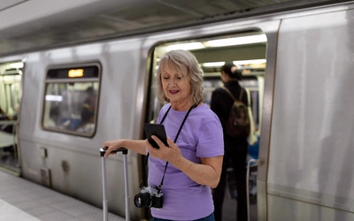 Co sprawia, że starszym osobom łatwiej zaplanować podróż koleją niż samochodem?