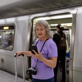 Co sprawia, że starszym osobom łatwiej zaplanować podróż koleją niż samochodem?