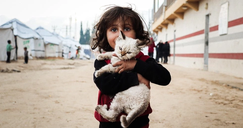 Niespotykana skala sieroctwa wojennego – 58 tys. dzieci w Strefie Gazy pozostaje bez opieki dorosłych. Możesz im pomóc