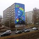 Królowa nauk błyszczy na fasadzie