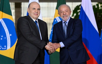 Prezydent Luiz Inacio 'Lula' da Silva (z prawej) ściska rękę premierowi Rosji, Michaiłowi Miszustinowi