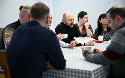 Coś ląduje pod drzwiami