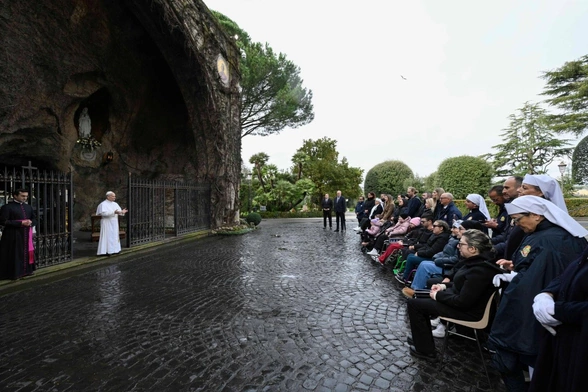 Papież przy Grocie Matki Bożej z Lourdes