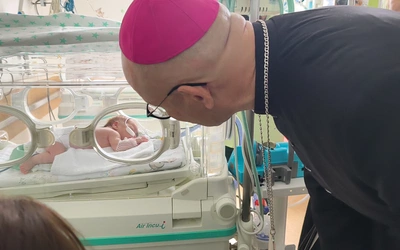 Abp Adrian Galbas w szpitalu położniczym przy ul. Karowej