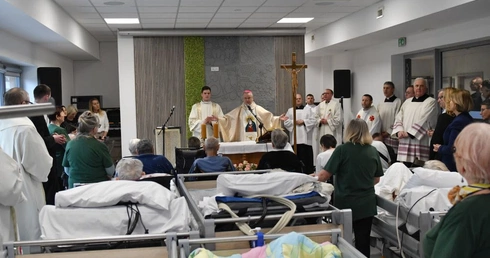 Bp Tadeusz Lityński odprawił Mszę św. przy łóżkach pacjentów głogowskiego hospicjum