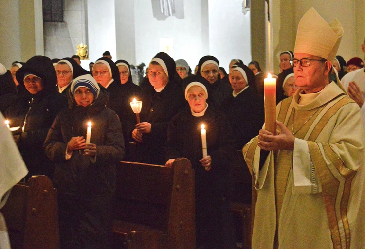 Nabożeństwo w święto Ofiarowania Pańskiego rozpoczęły poświęcenie gromnic i procesja z zapalonymi świecami.