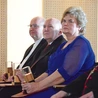 Pamiątkowe statuetki odebrali (od prawej): prof. Anna Pobóg-Lenartowicz, Marek Długozima oraz ks. Wojciech Bartoszek, krajowy duszpasterz Apostolstwa Chorych.