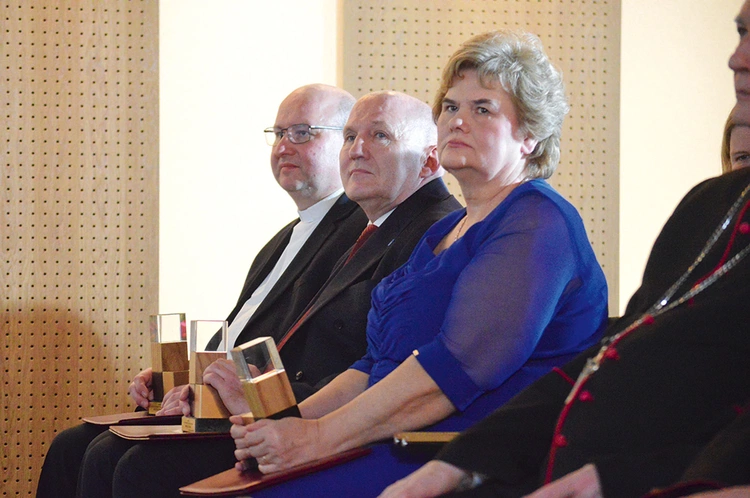 Pamiątkowe statuetki odebrali (od prawej): prof. Anna Pobóg-Lenartowicz, Marek Długozima oraz ks. Wojciech Bartoszek, krajowy duszpasterz Apostolstwa Chorych.