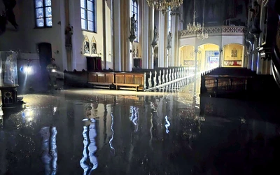 Wodę  wypompowali strażacy. W usuwanie skutków awarii zaangażowali się także wolontariusze. 