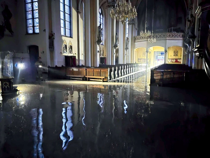 Wodę  wypompowali strażacy. W usuwanie skutków awarii zaangażowali się także wolontariusze. 