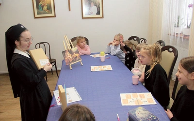 Dziewczyny ozdabiały pudełka, w których będą przechowywać swoje skarby.