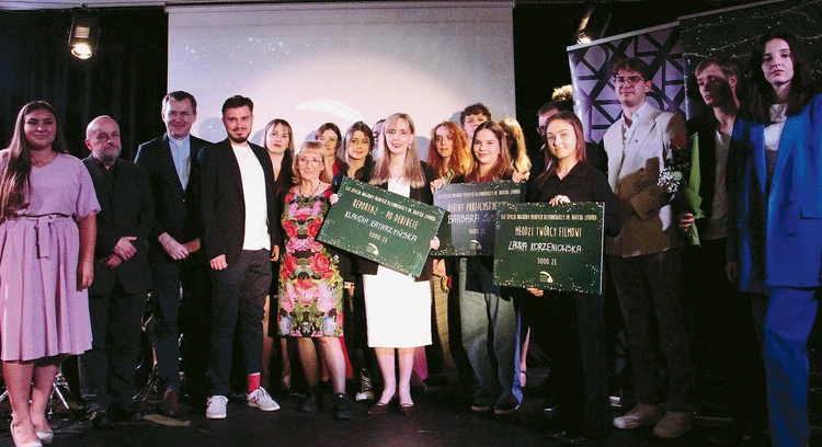 To wyróżnienie udowadnia, że wrażliwe relacjonowanie rzeczywistości, i to dobrej jakości, wciąż jest możliwe. 