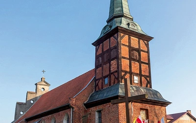 Na wieży wisi dzwon z 1684 roku.
