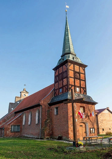 Na wieży wisi dzwon z 1684 roku.