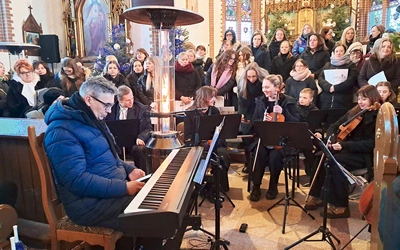 Spotkania warsztatowe  prowadzi uznany dyrygent  Hubert Kowalski. 