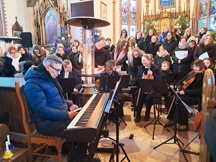 Spotkania warsztatowe  prowadzi uznany dyrygent  Hubert Kowalski. 