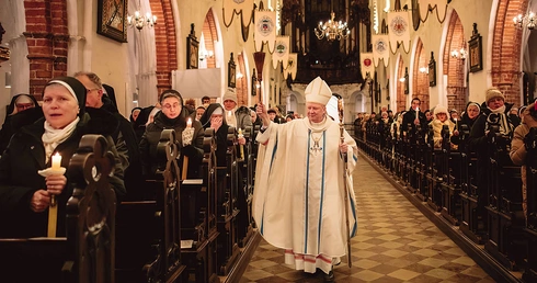  W liturgii uczestniczyli wierni oraz osoby życia konsekrowanego, które tego dnia odnowiły swoje oddanie Chrystusowi.