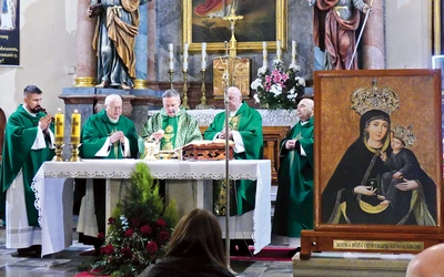 Za przyczyną Matki Bożej  od Wykupu Niewolników  księża modlili się w intencji osób uzależnionych. 