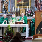 Za przyczyną Matki Bożej  od Wykupu Niewolników  księża modlili się w intencji osób uzależnionych. 